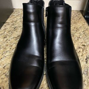Men’s black van Heusen chelsea shoes